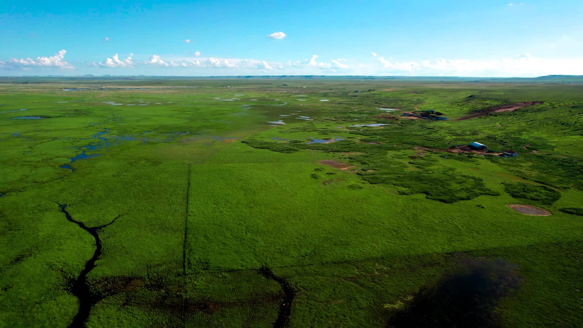内蒙古草原上蜿蜒的溪流傍晚5k超高清航拍视频视频的预览图