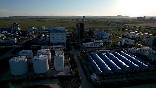 内蒙古草原上废弃的化工厂傍晚5k超高清航拍视频视频的预览图