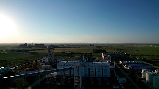 内蒙古草原上废弃的化工厂傍晚5k超高清航拍视频视频的预览图