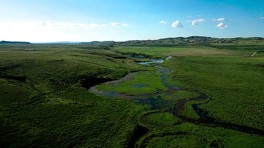 内蒙古草原上蜿蜒的溪流傍晚5k超高清航拍视频视频的预览图