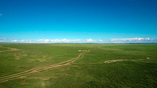 内蒙古广袤的千里草原上午5k航拍视频视频的预览图