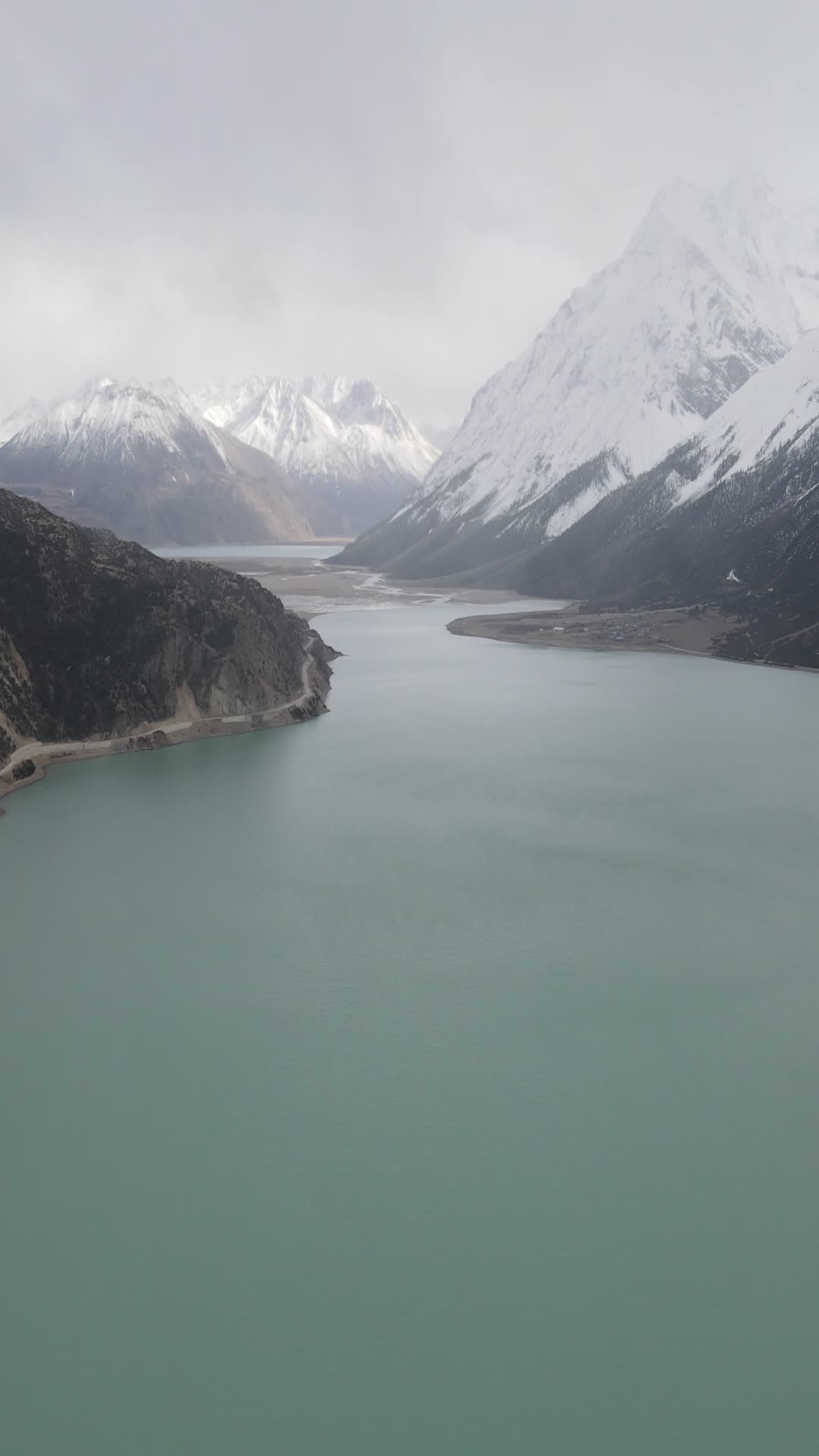 西藏然乌湖4k自然风光航拍竖拍视频的预览图