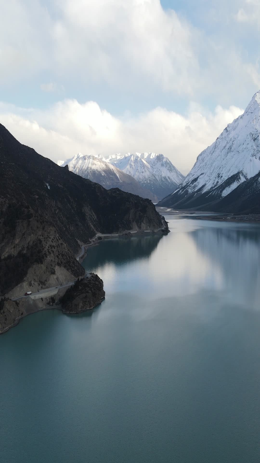 西藏然乌湖4k自然风光航拍竖拍视频的预览图