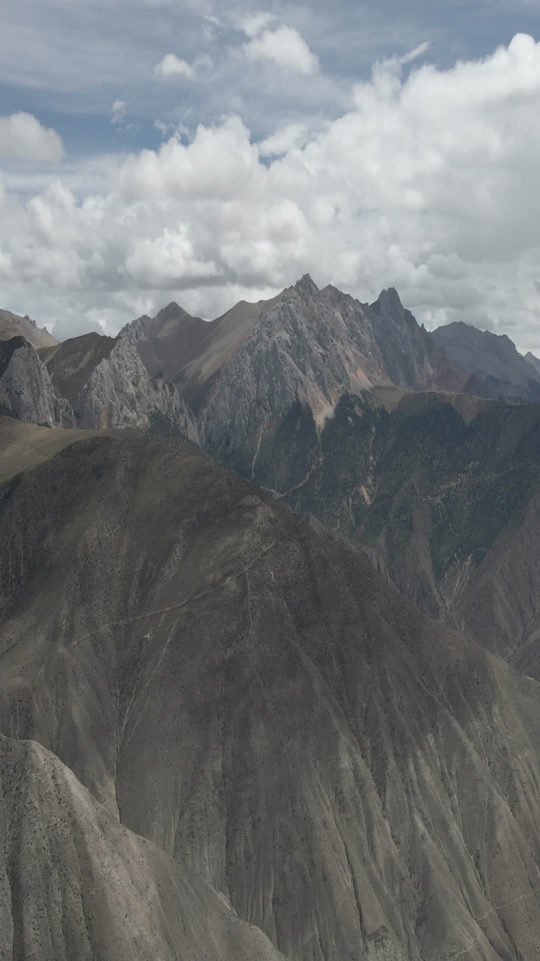 云南怒江72拐自然风光4k航拍竖拍视频的预览图