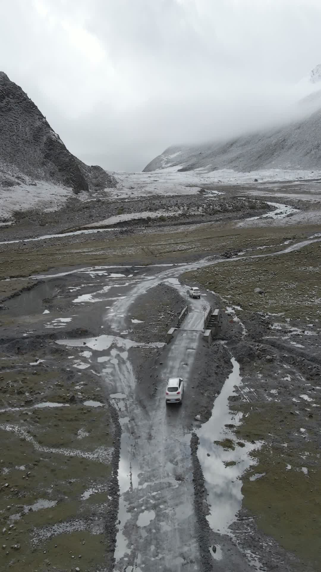 西藏萨普神山航拍风光4k竖拍视频的预览图