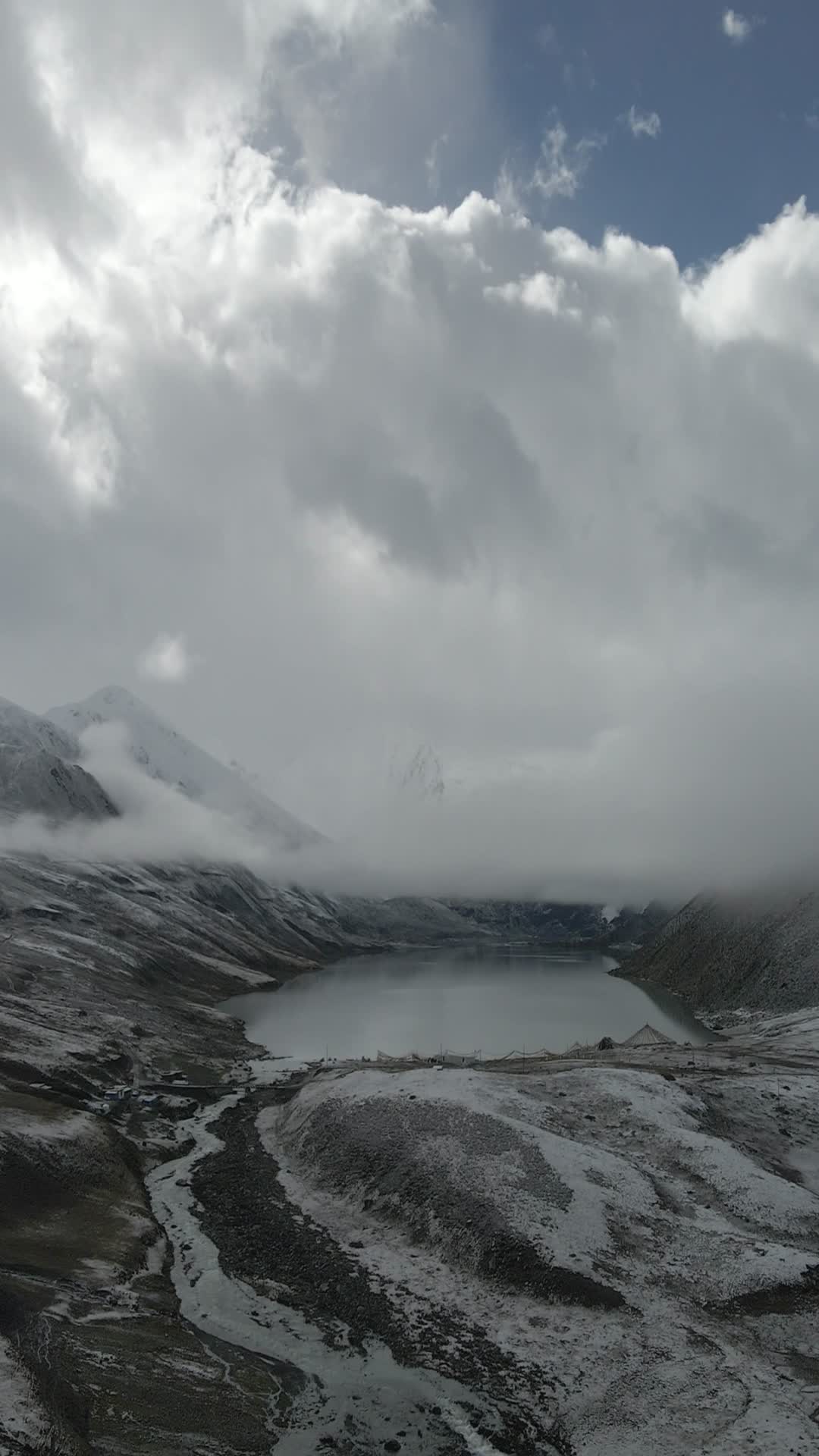 西藏萨普神山航拍风光4k竖拍视频的预览图