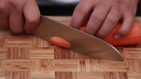 胡萝卜切滚刀块视频的预览图