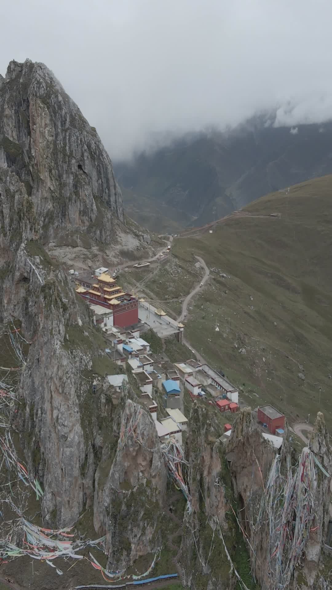 西藏孜珠寺4k航拍竖拍视频的预览图