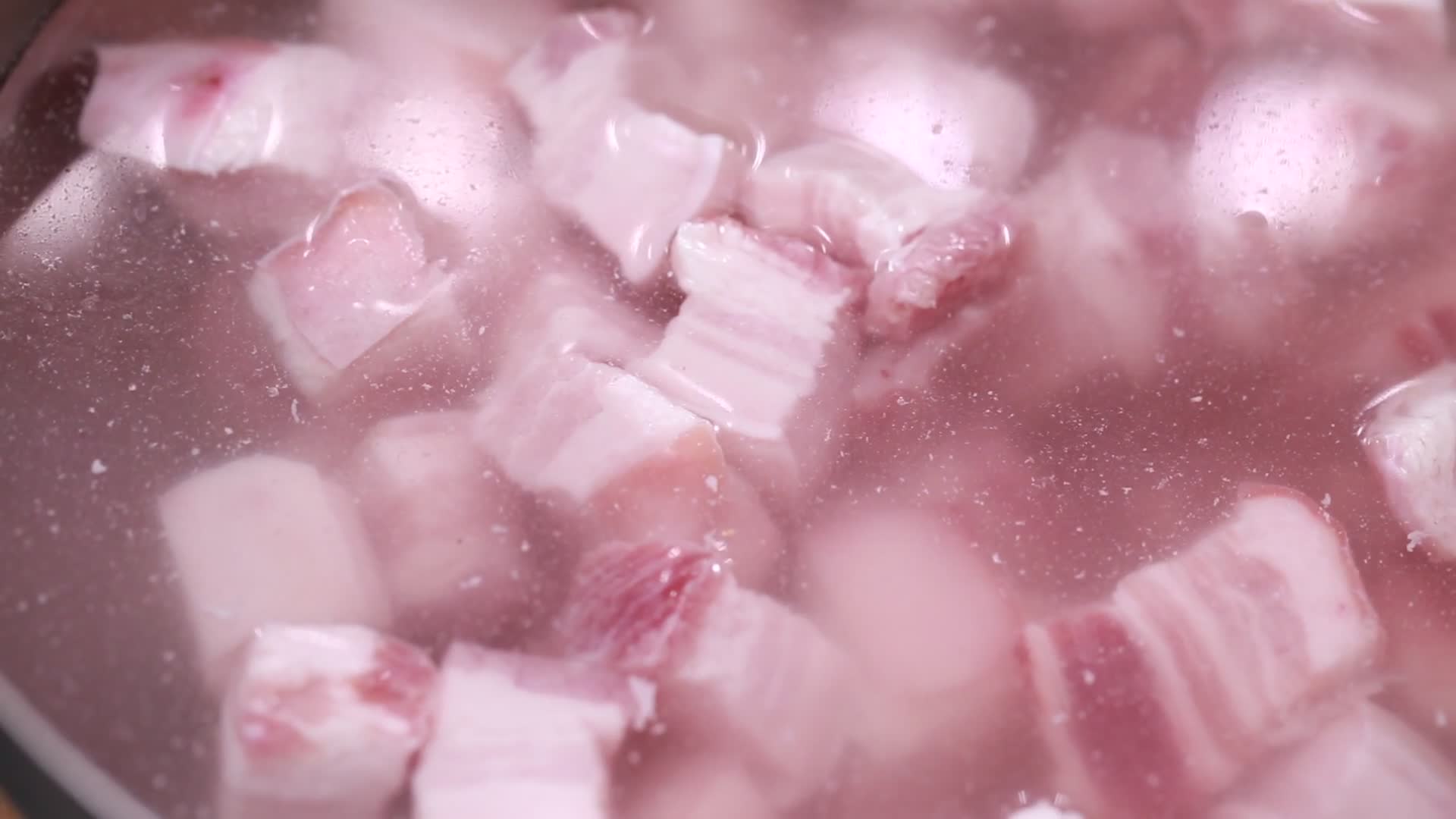 清水清洗五花肉块视频的预览图