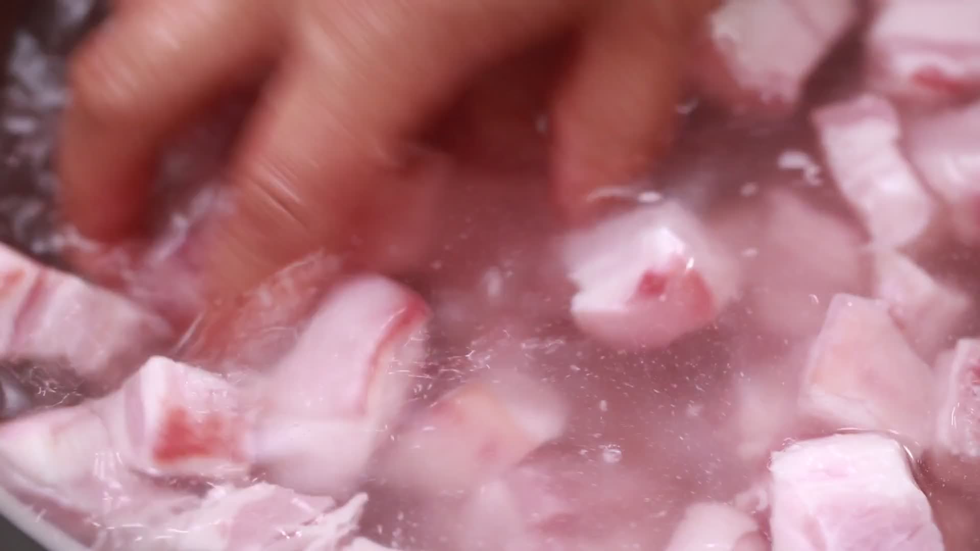 清水清洗五花肉块视频的预览图