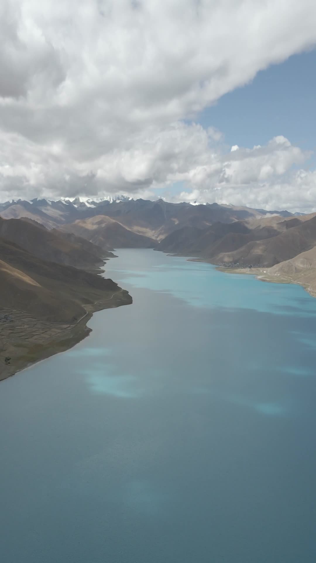 西藏羊湖自然风光4k航拍竖拍视频的预览图