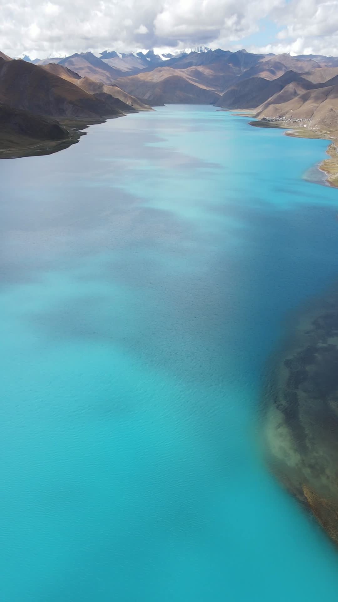 西藏羊湖自然风光4k航拍竖拍视频的预览图