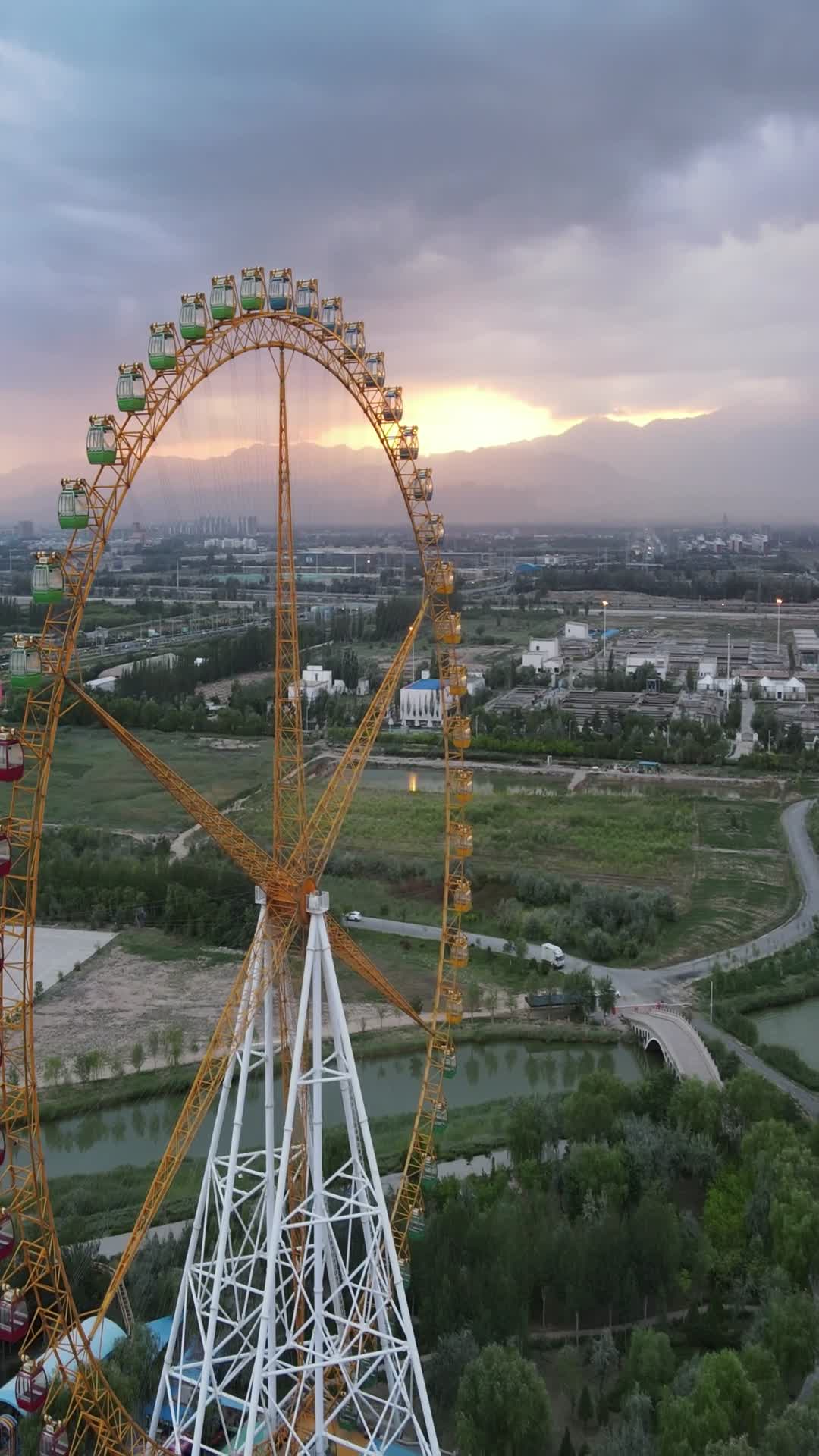 宁夏银川览山公园城市风光4k航拍竖拍视频的预览图