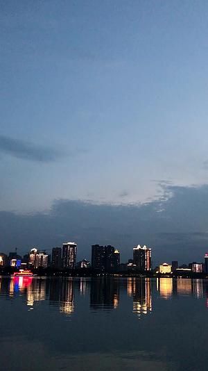夕阳下的江水和城市楼房视频的预览图