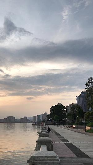 夕阳下的江边公园视频的预览图