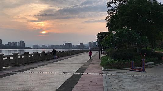 夕阳下的江边公园视频的预览图
