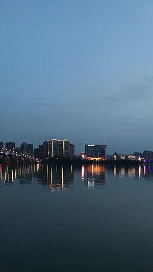 夕阳下的江水和城市楼房视频的预览图