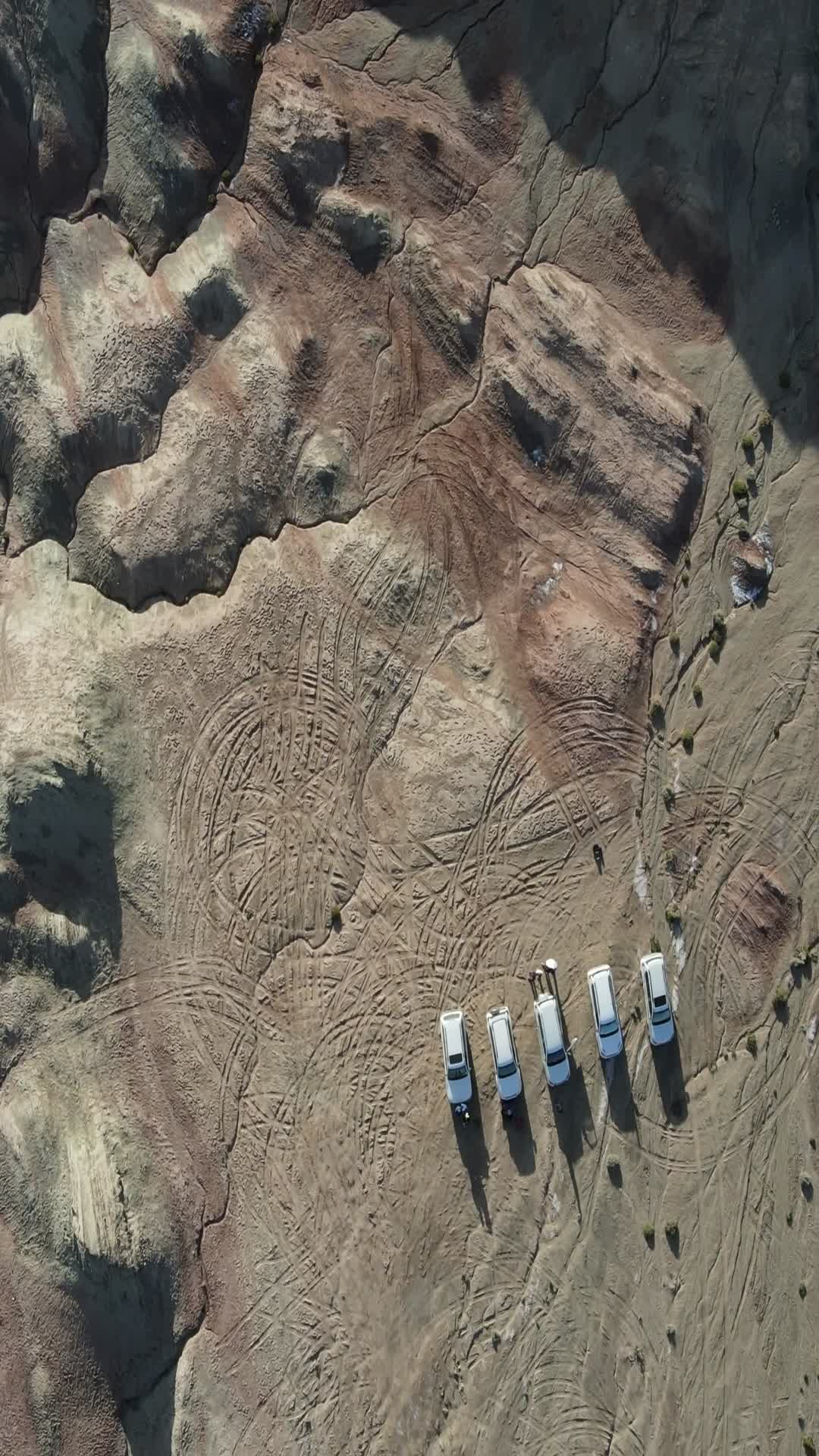 青海海西七彩峡谷4k航拍竖拍视频的预览图
