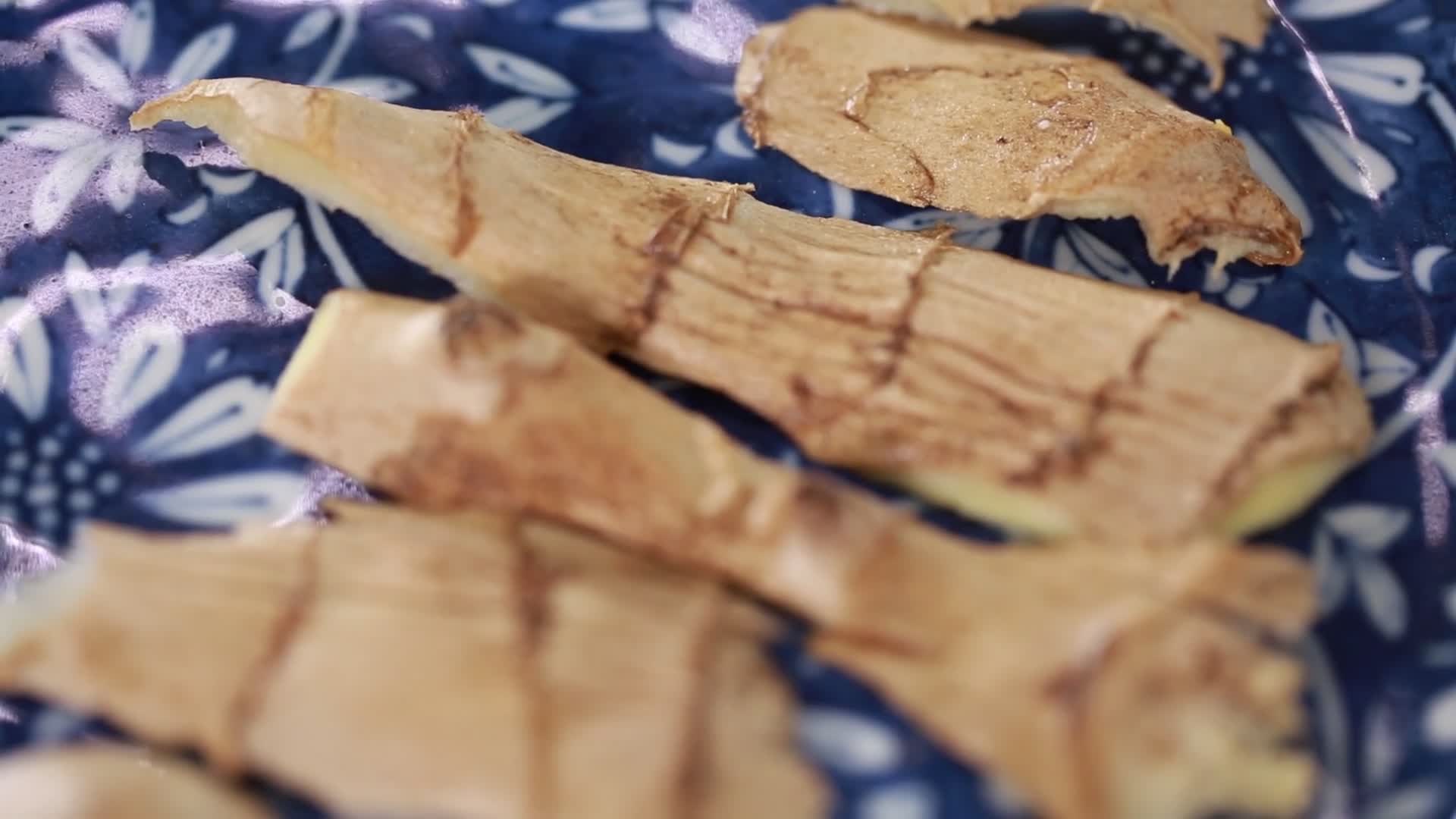 生姜和生姜皮削皮视频的预览图