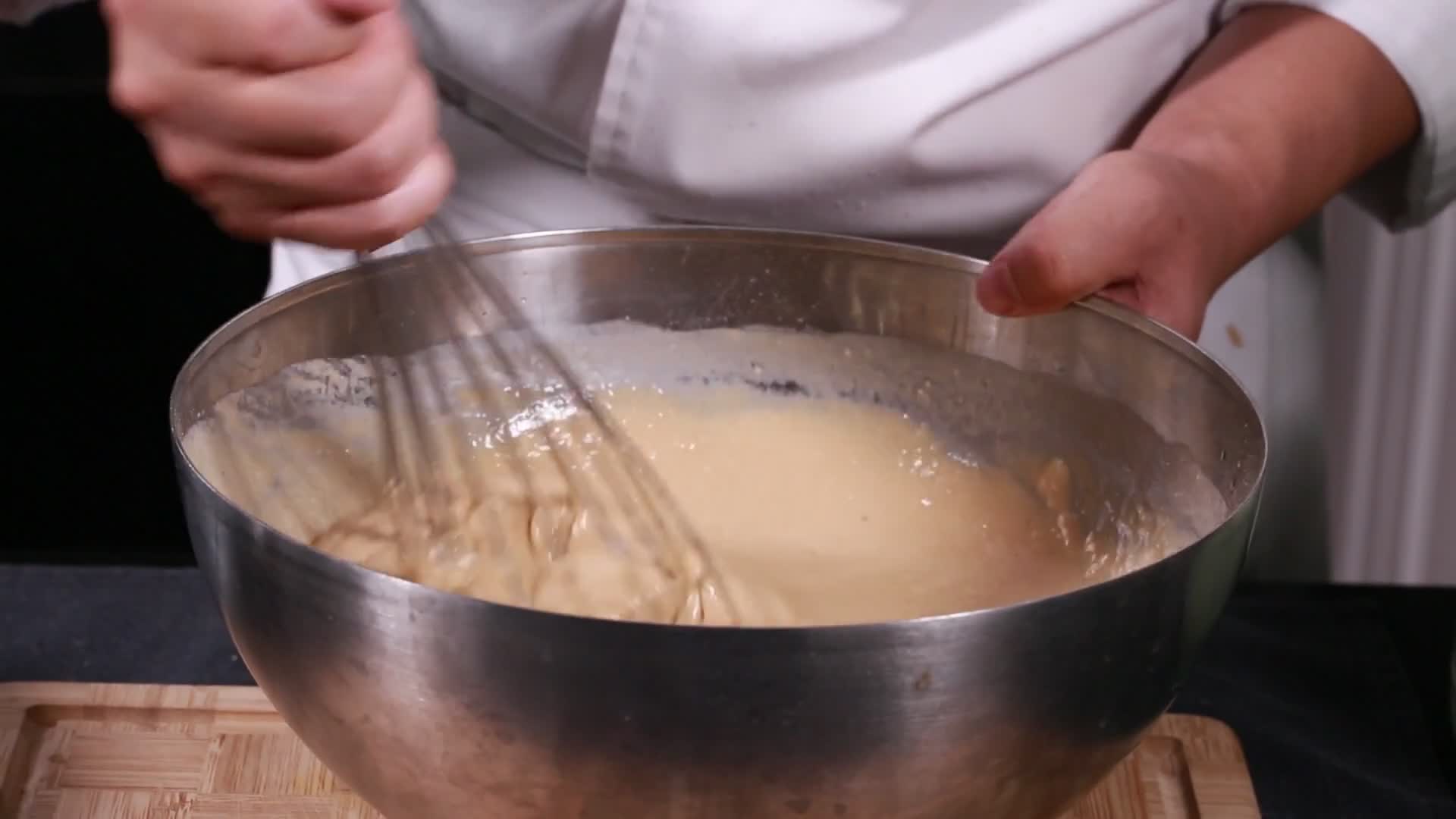 甜品师制作蛋糕坯面糊视频的预览图