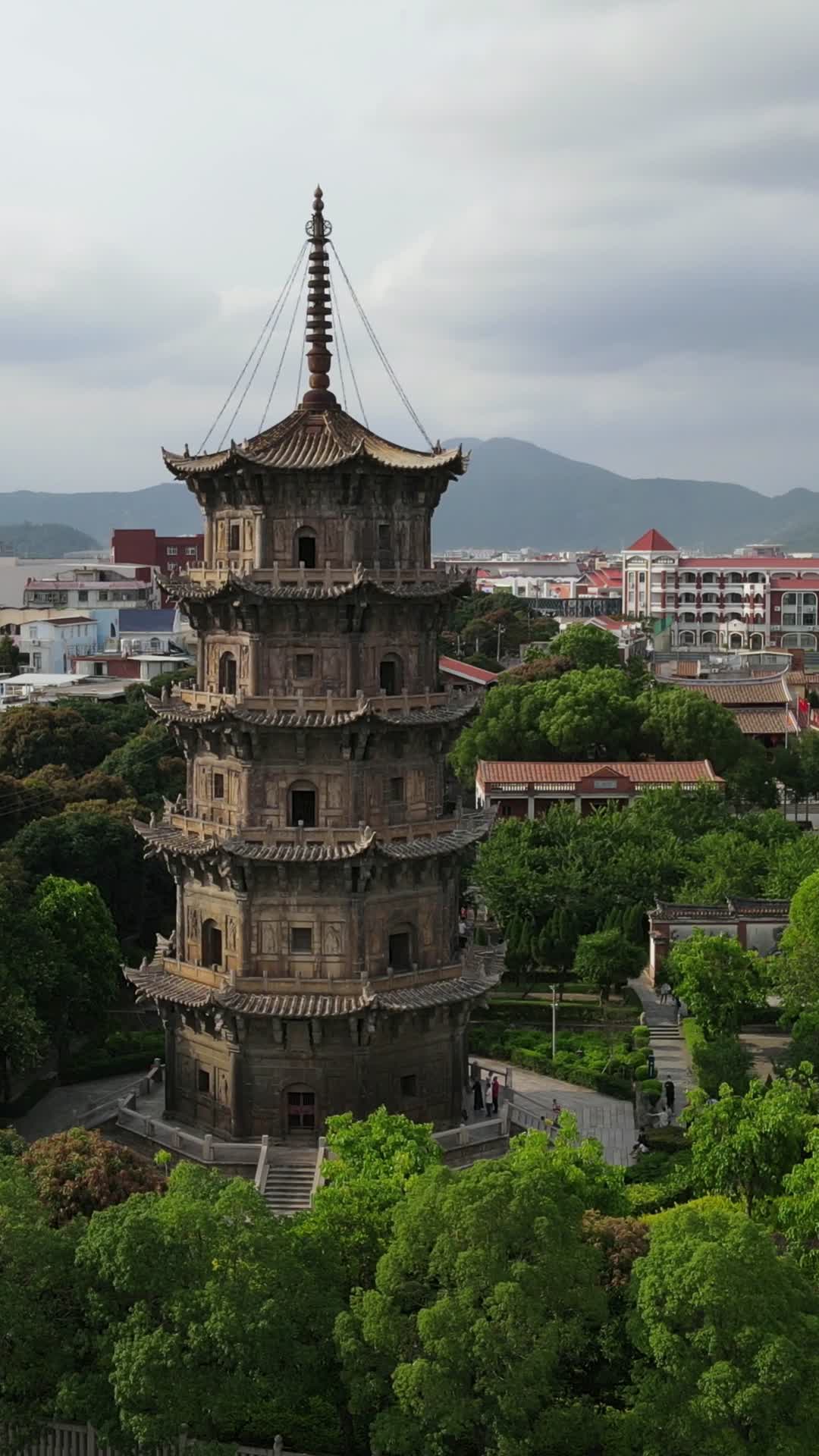 福建泉州镇国塔历史文化古建筑竖屏航拍视频的预览图