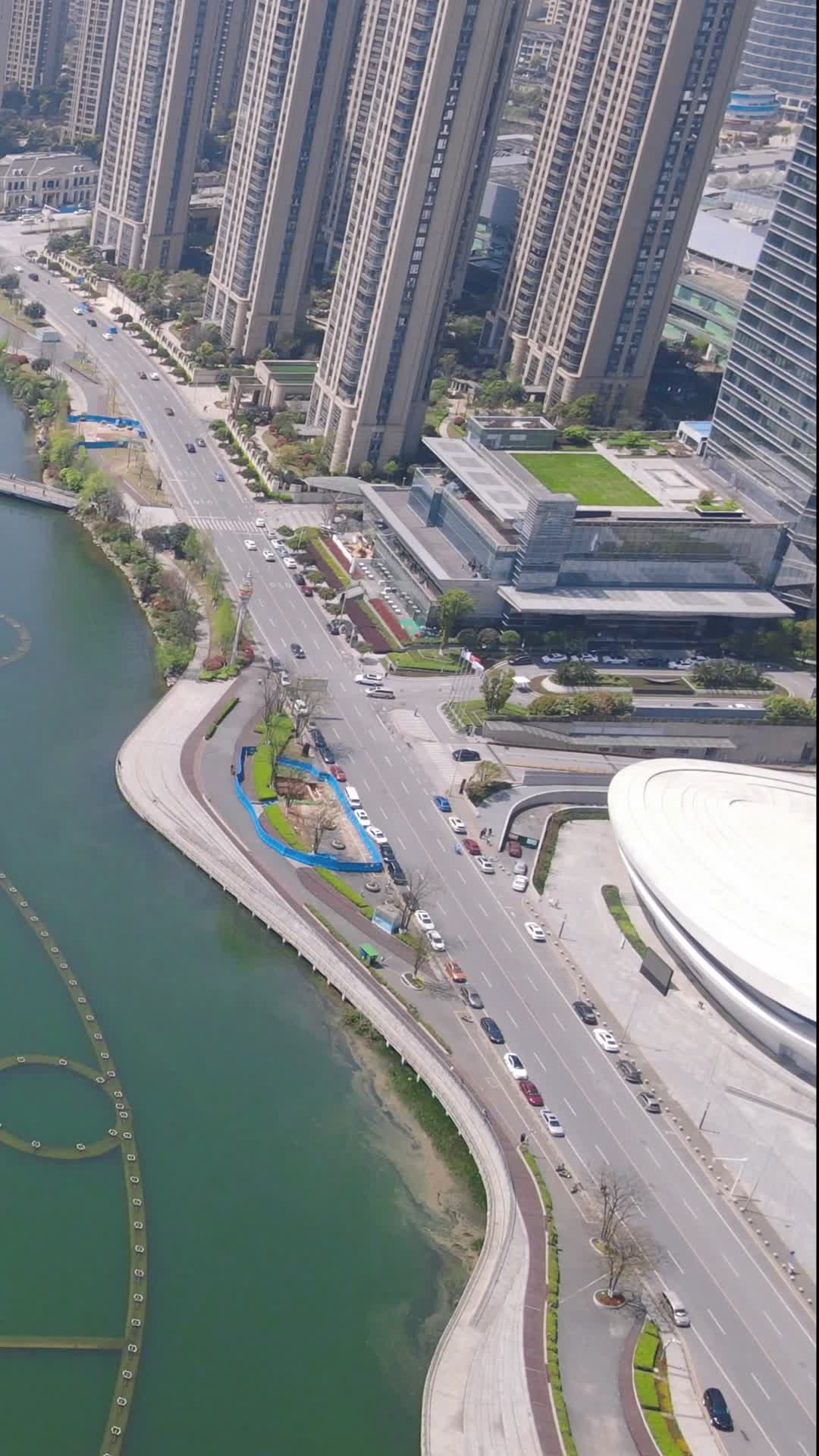 城市发展车辆行驶在公路上竖屏航拍视频的预览图