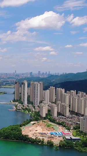 湖南长沙蓝天白云城市高楼建筑竖屏航拍视频的预览图