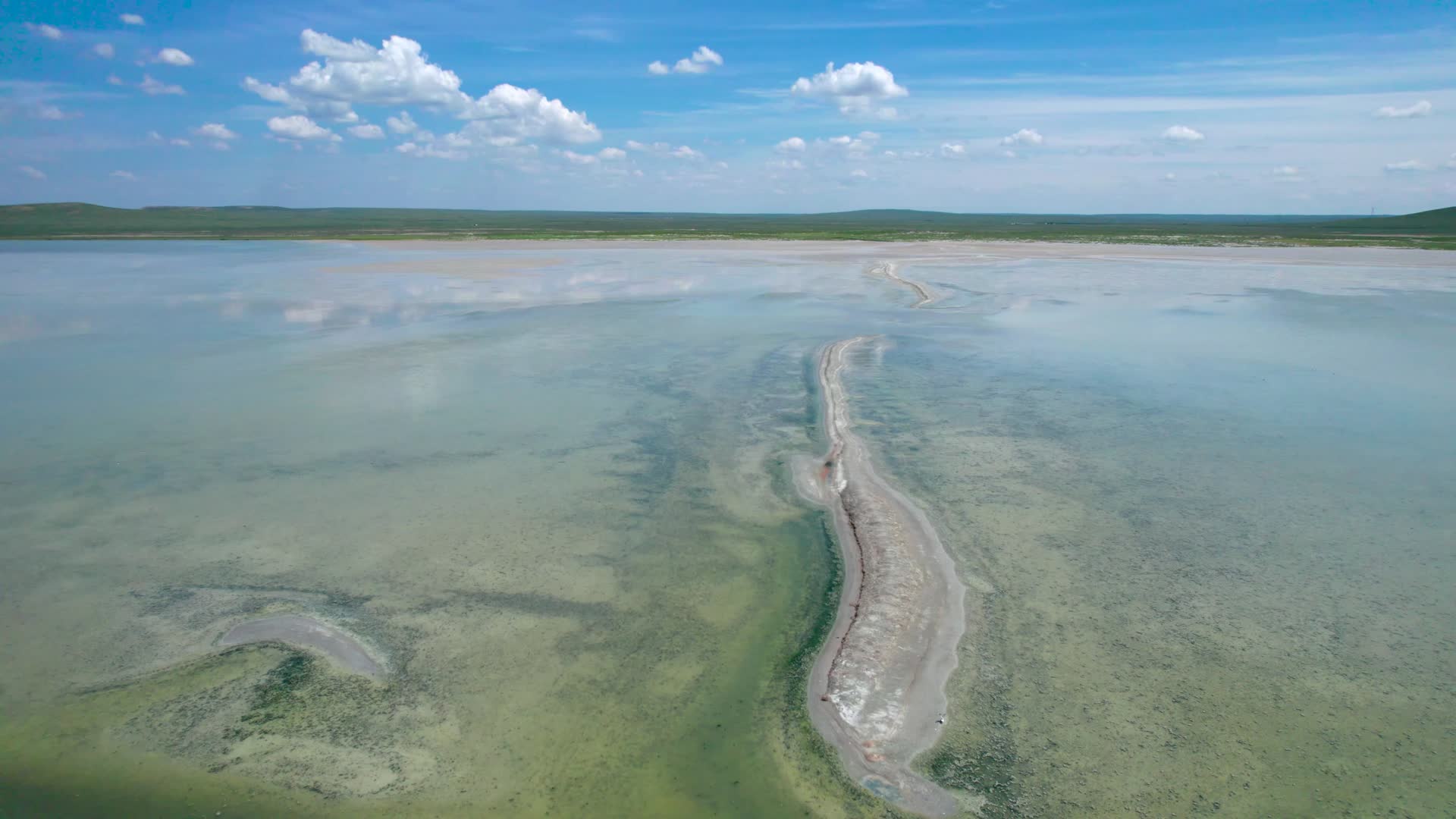 内蒙古锡林郭勒草原上的盐碱矿午后5k航拍视频视频的预览图