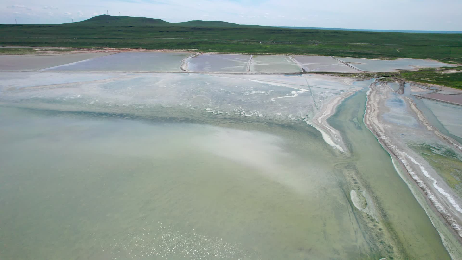 内蒙古锡林郭勒草原上的盐碱矿午后5k航拍视频视频的预览图