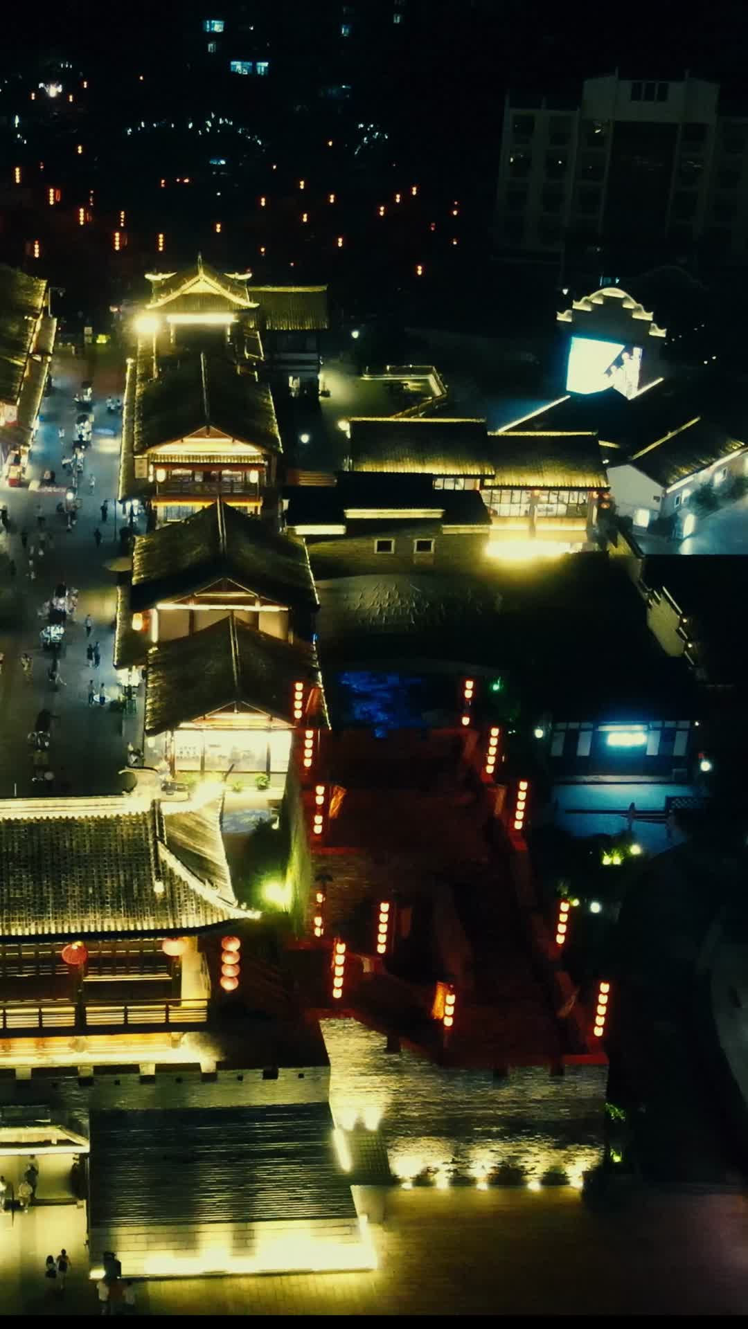 江西赣州江南宋城历史文化街区夜景航拍视频的预览图