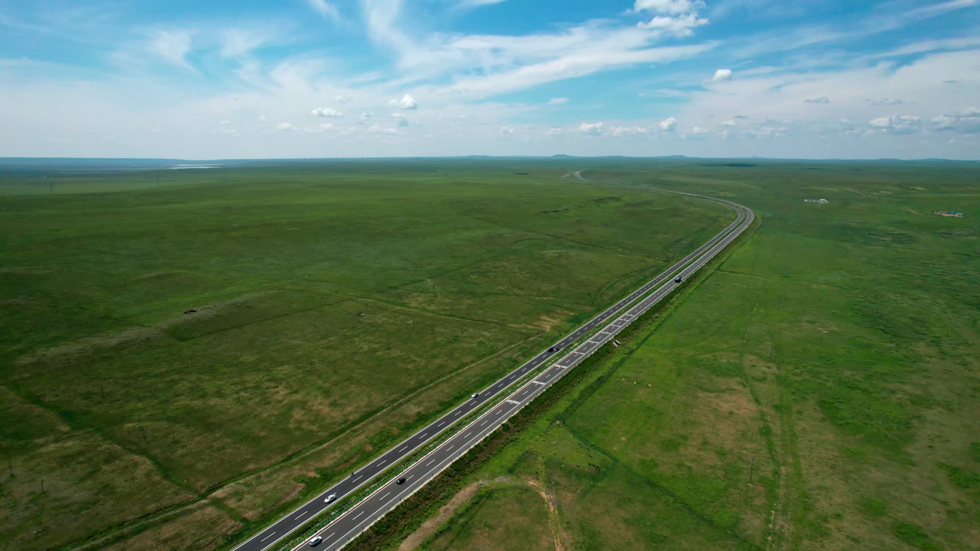 内蒙古锡林郭勒草原上的高速公路午后5k航拍视频视频的预览图