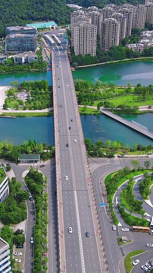 湖南长沙梅溪湖大桥交通竖屏航拍视频的预览图
