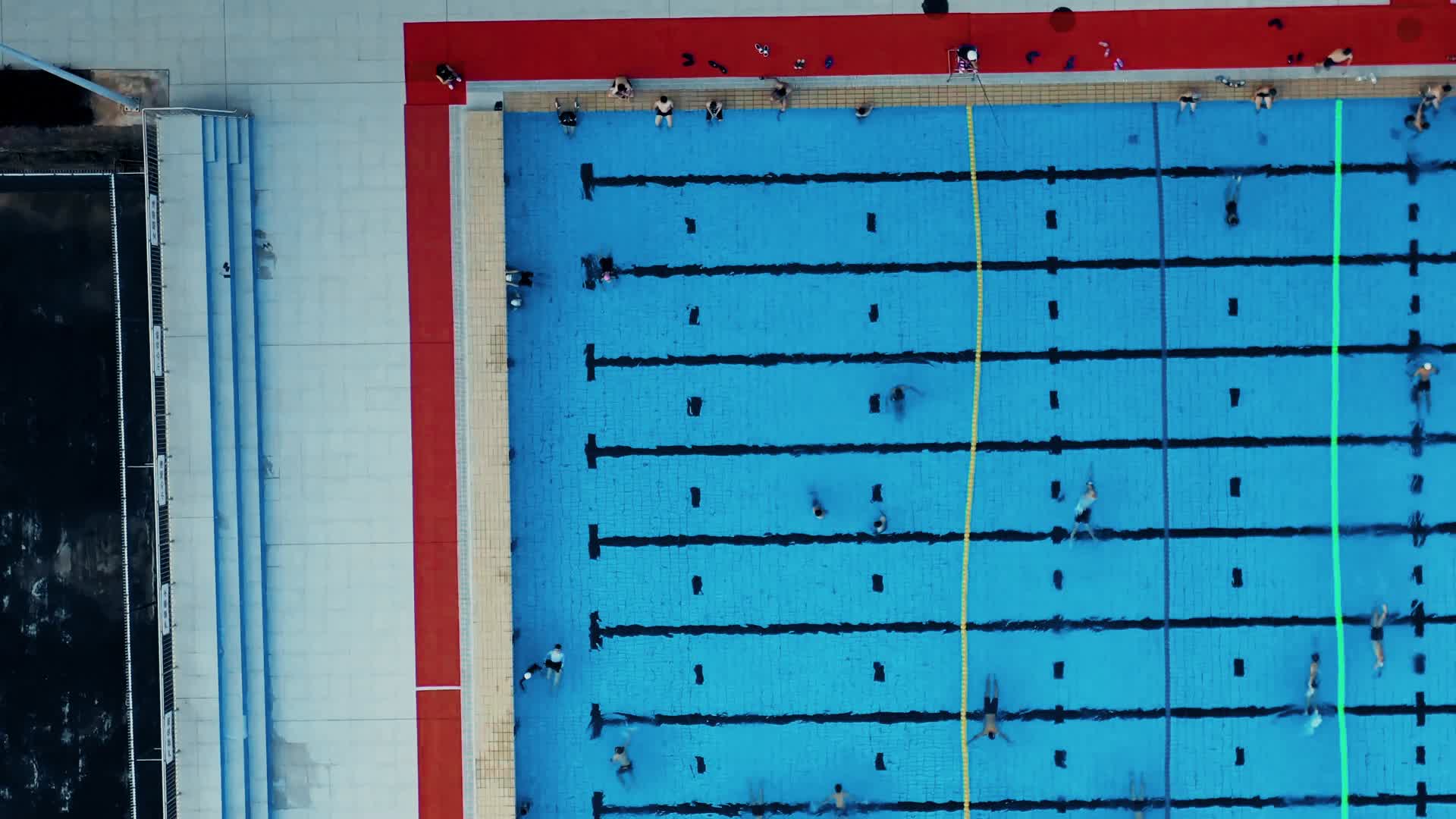 航拍游泳馆游泳运动视频的预览图