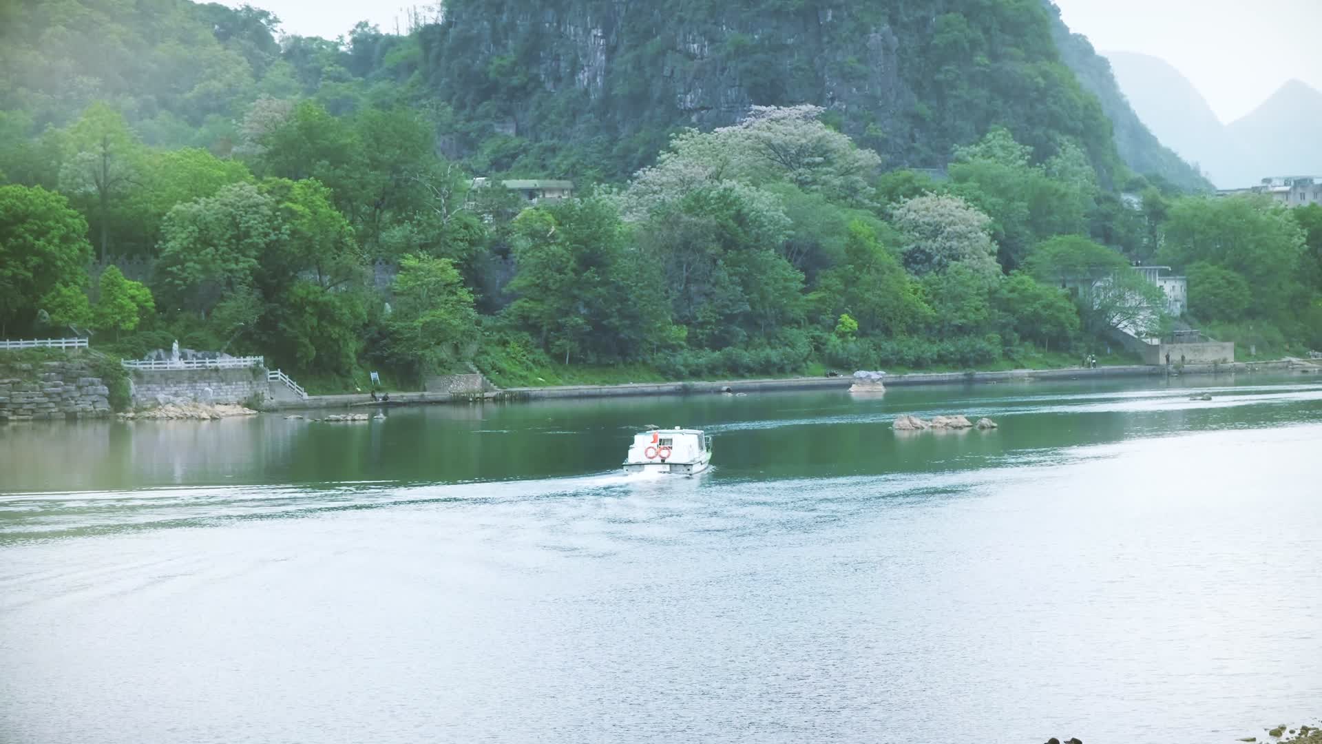 4k拍摄漓江上的游船旅游视频的预览图
