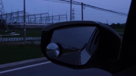夜晚行驶在公路上的汽车后车镜视频的预览图