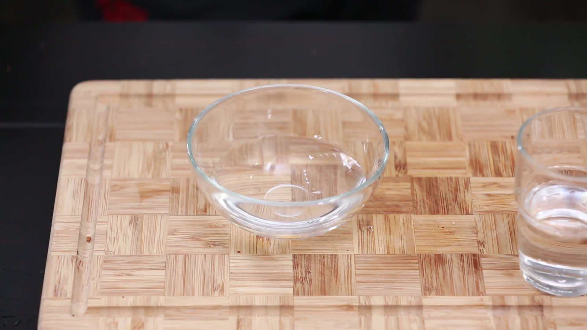 有机玻璃碗倒清水视频的预览图