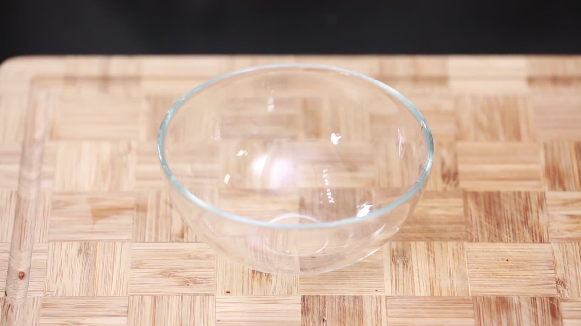 有机玻璃碗倒清水视频的预览图