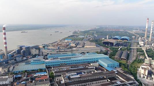 航拍运河边大型工厂生产实业发展视频的预览图