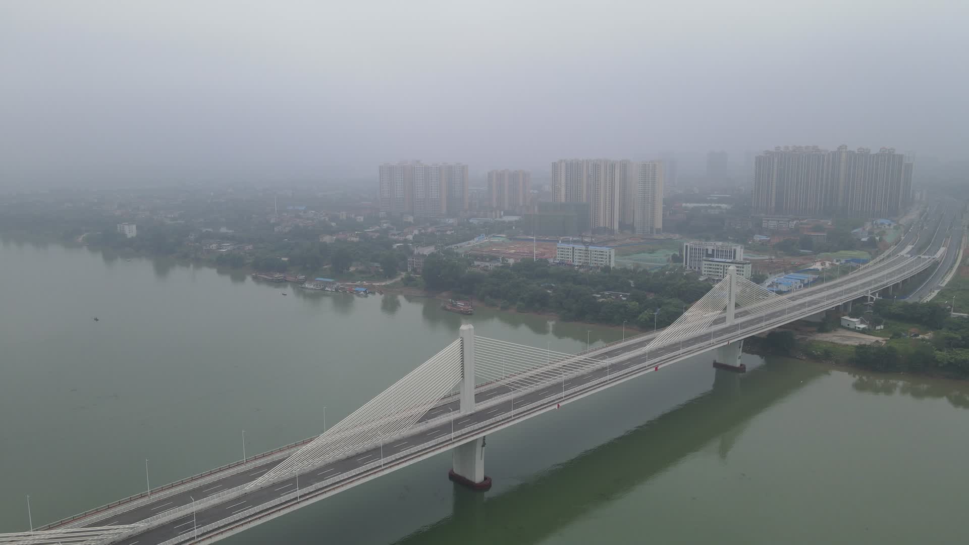 湖南衡阳湘江大桥大雾天航拍视频的预览图