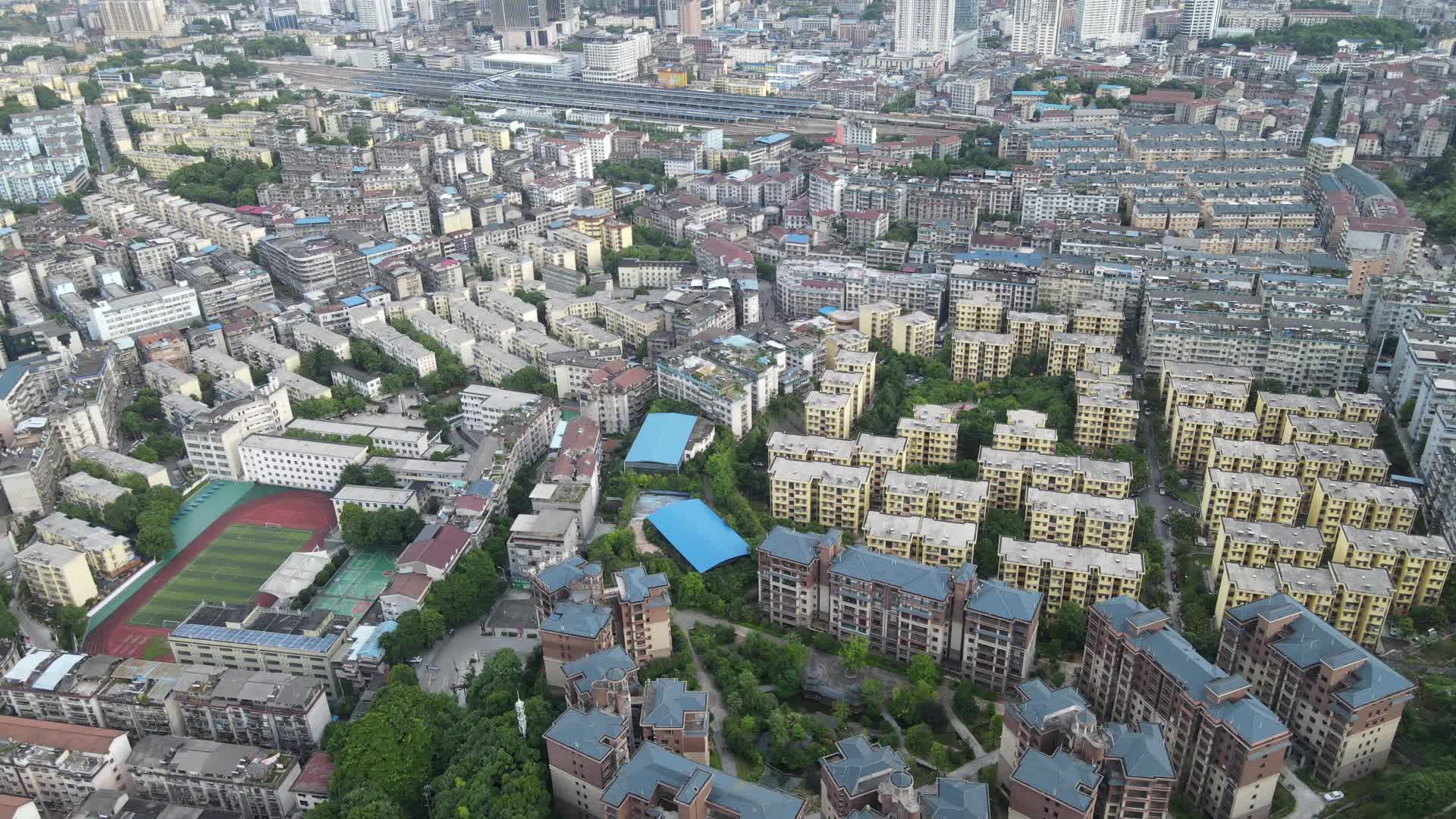 航拍城市居民楼集中区视频的预览图