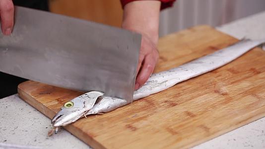 厨师切带鱼去内脏视频的预览图