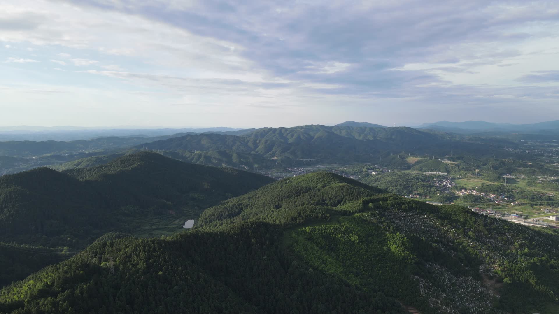 航拍大自然连绵起伏的山峰视频的预览图