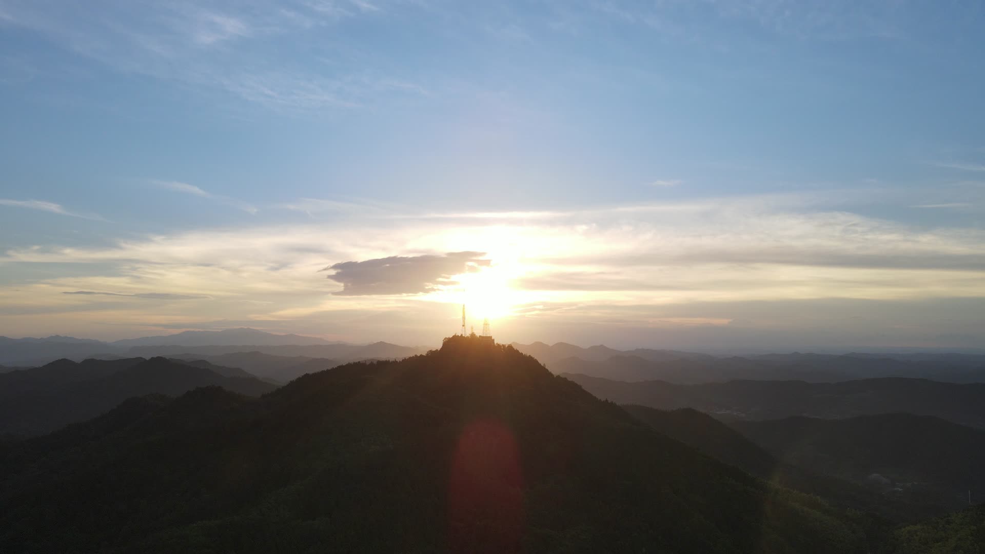 航拍山峰日落光影自然风景希望的曙光视频的预览图