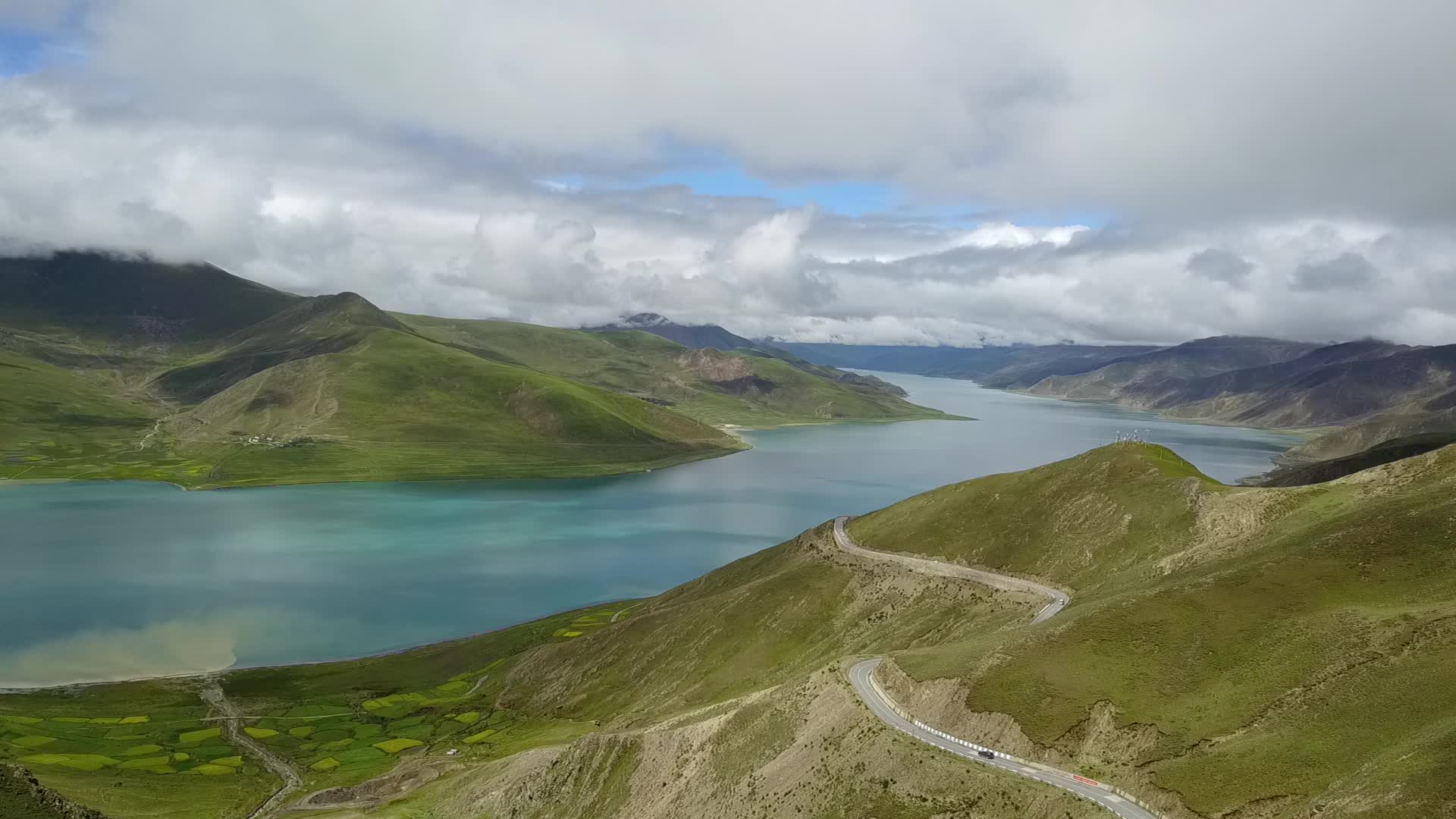 航拍西藏山河羊卓雍措视频的预览图