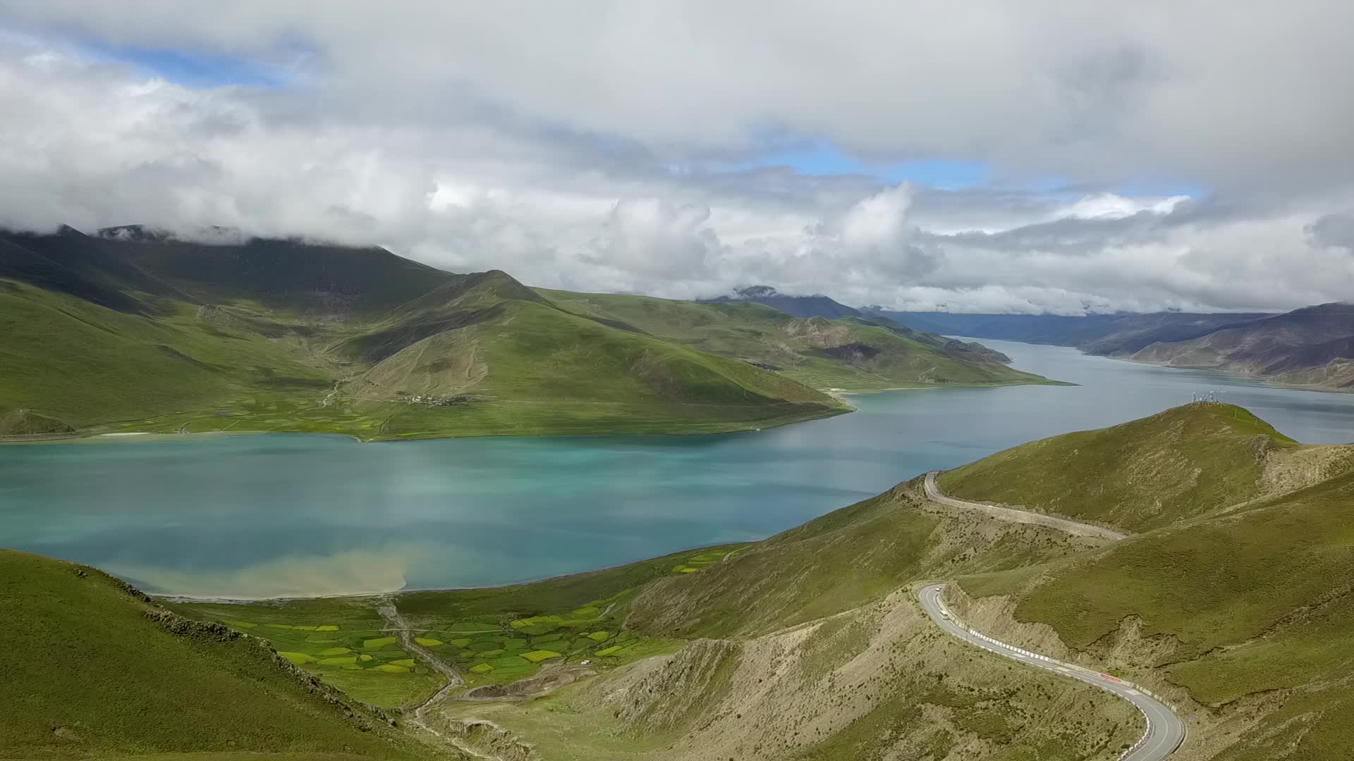 航拍西藏山河羊卓雍措视频的预览图