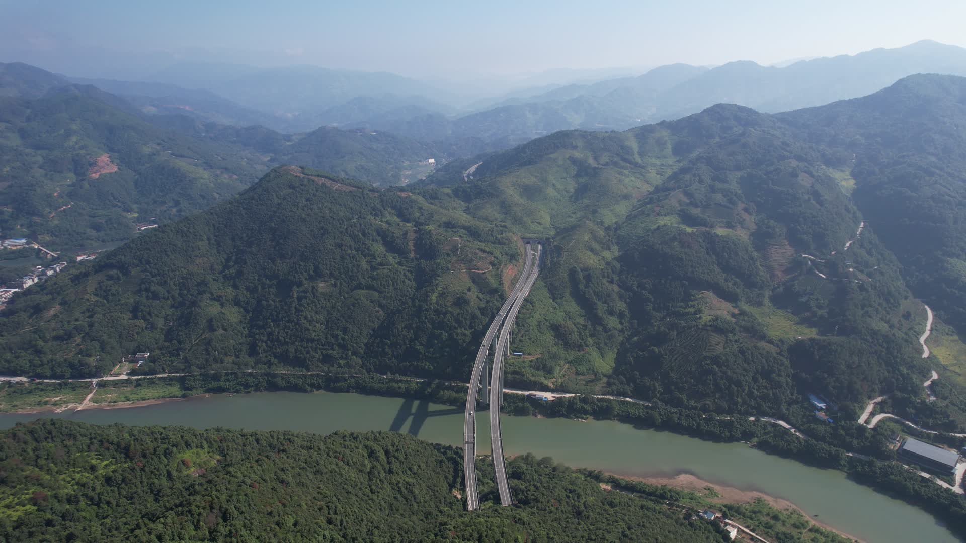 穿过山脉的公路道路建设航拍视频的预览图
