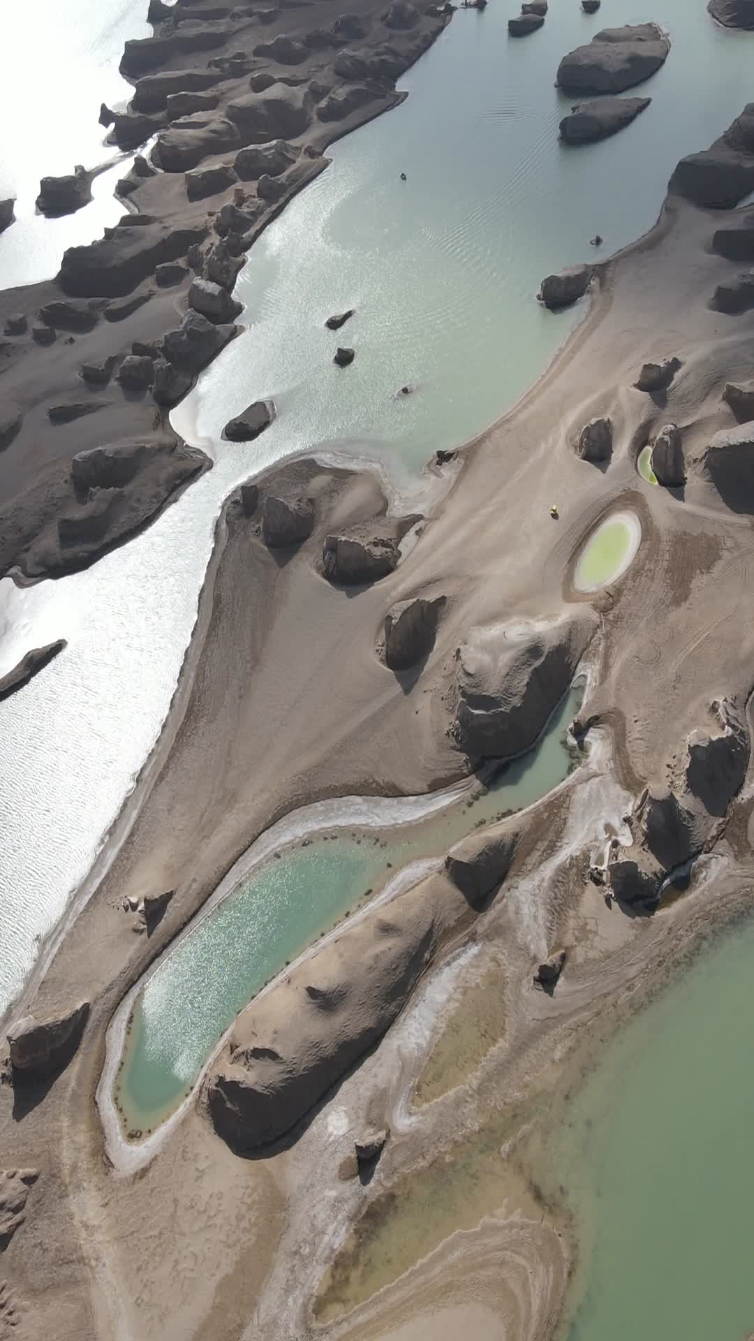 青海海西水上雅丹自然风光4k航拍竖拍视频的预览图
