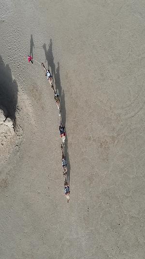 青海海西水上雅丹自然风光4k航拍竖拍视频的预览图