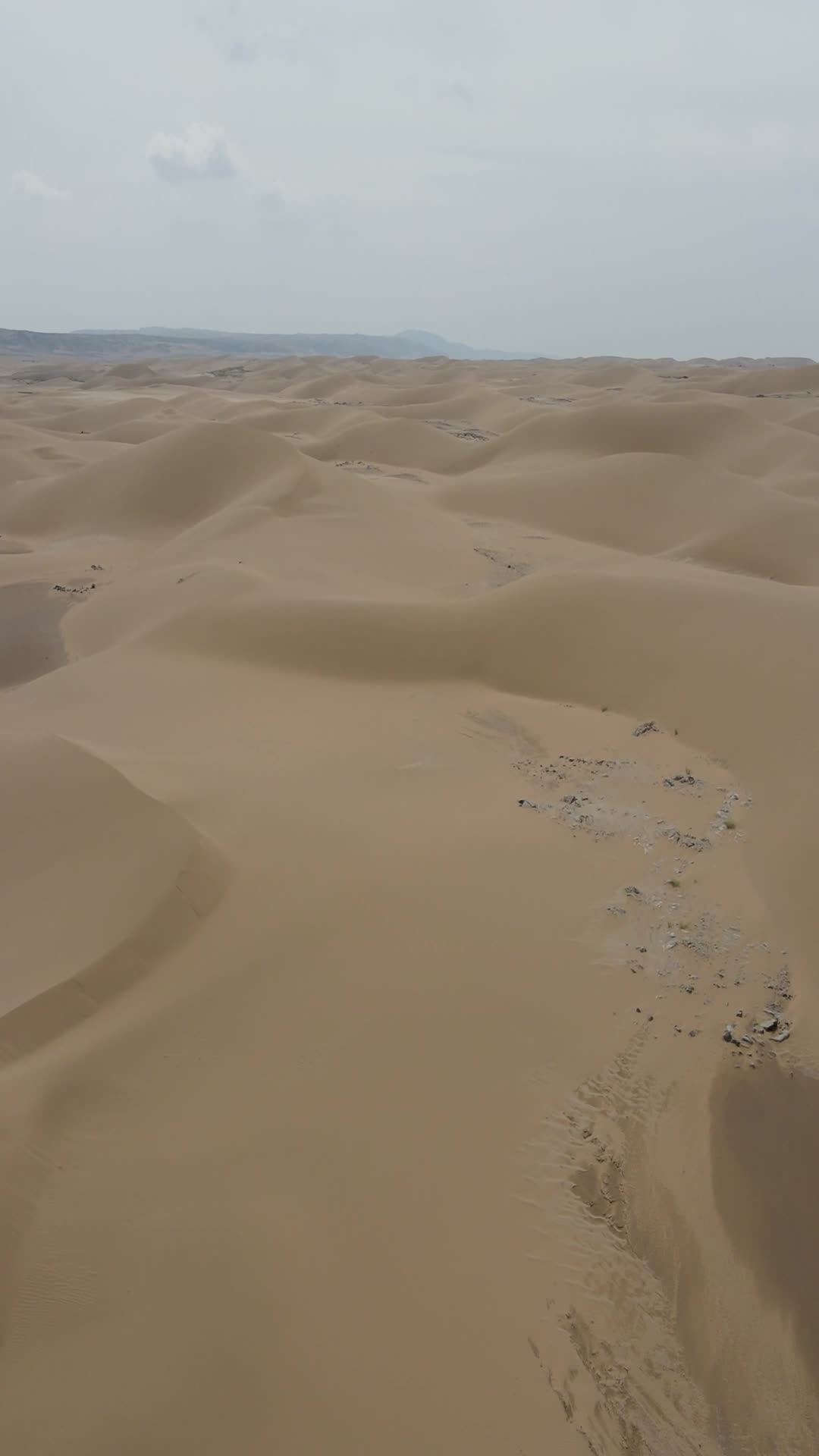 宁夏银川沙漠公路4k航拍竖拍视频的预览图