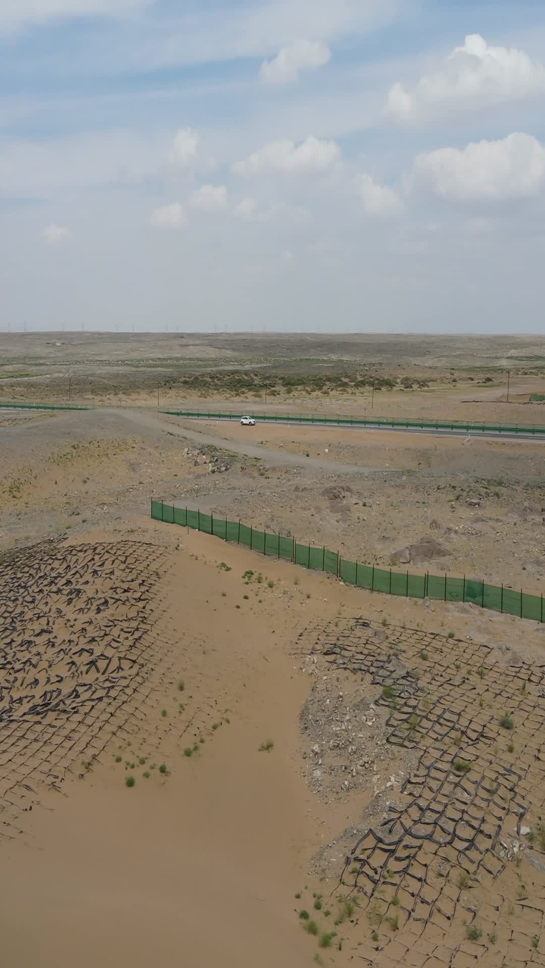 宁夏银川沙漠公路4k航拍竖拍视频的预览图